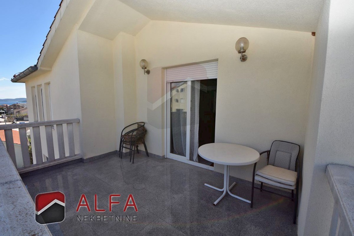 Croazia, Vodice, casa indipendente in vendita con tre appartamenti e garage