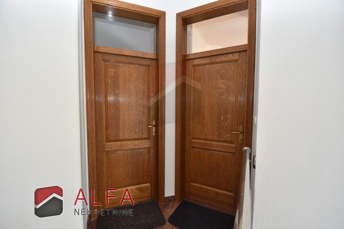 Croazia, Vodice, casa indipendente in vendita con tre appartamenti e garage
