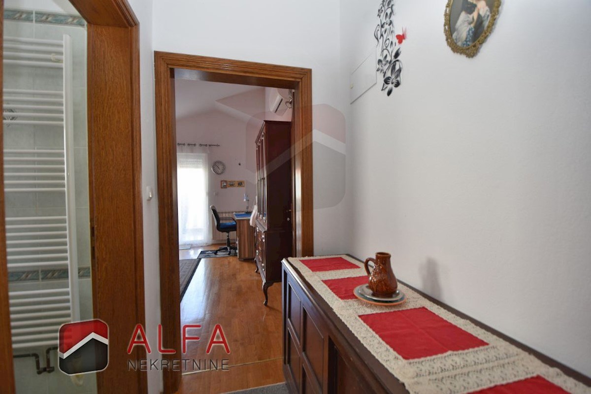 Croazia, Vodice, casa indipendente in vendita con tre appartamenti e garage