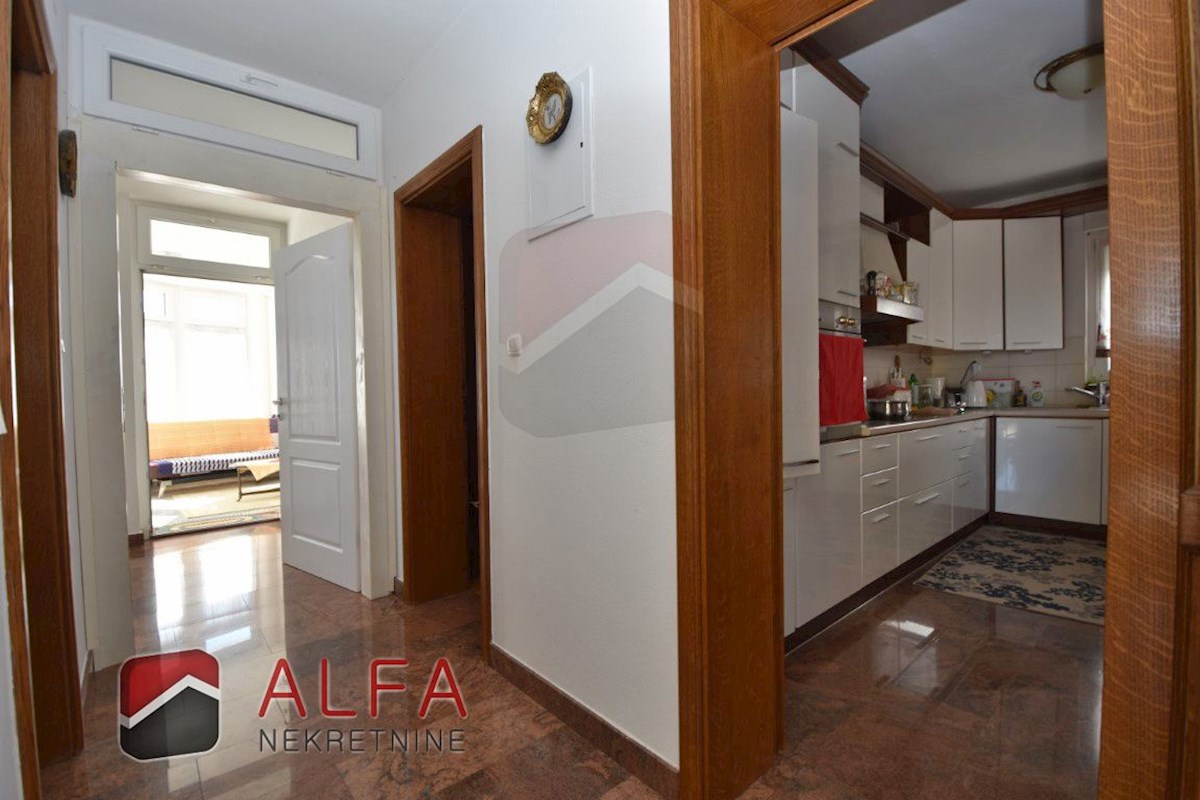 Croazia, Vodice, casa indipendente in vendita con tre appartamenti e garage