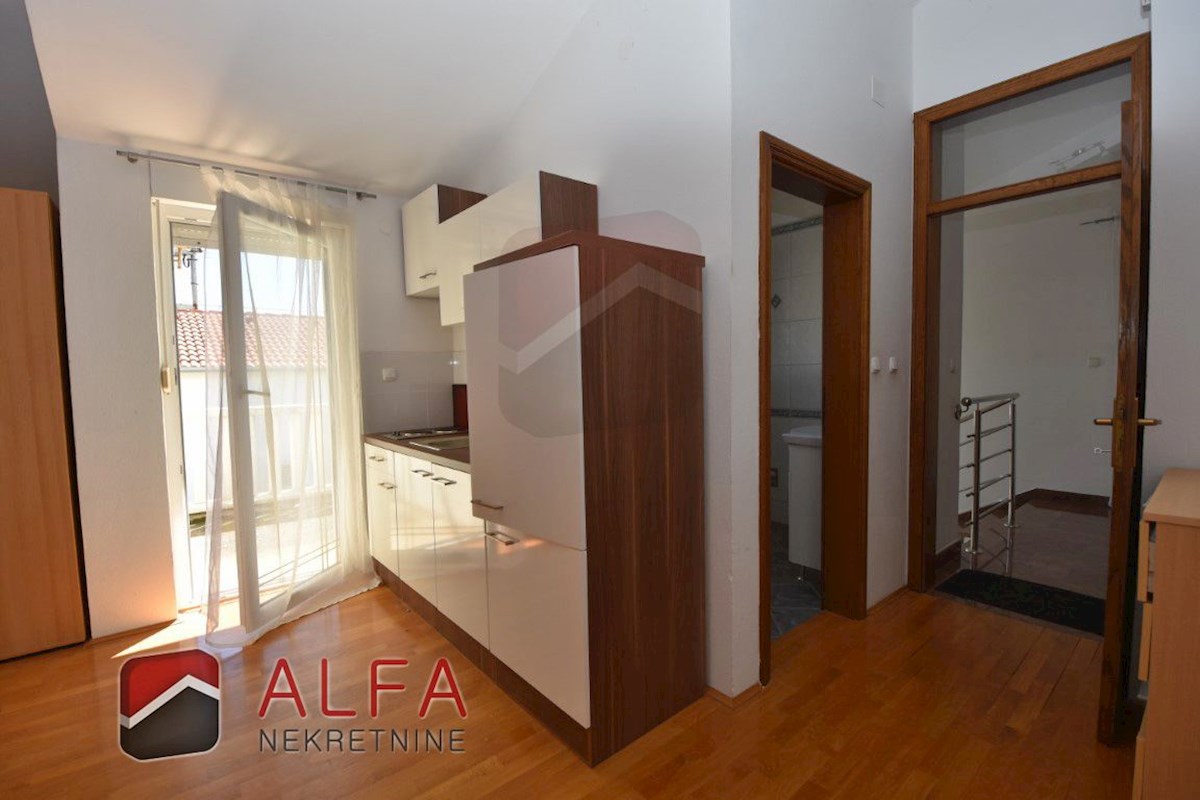 Croazia, Vodice, casa indipendente in vendita con tre appartamenti e garage