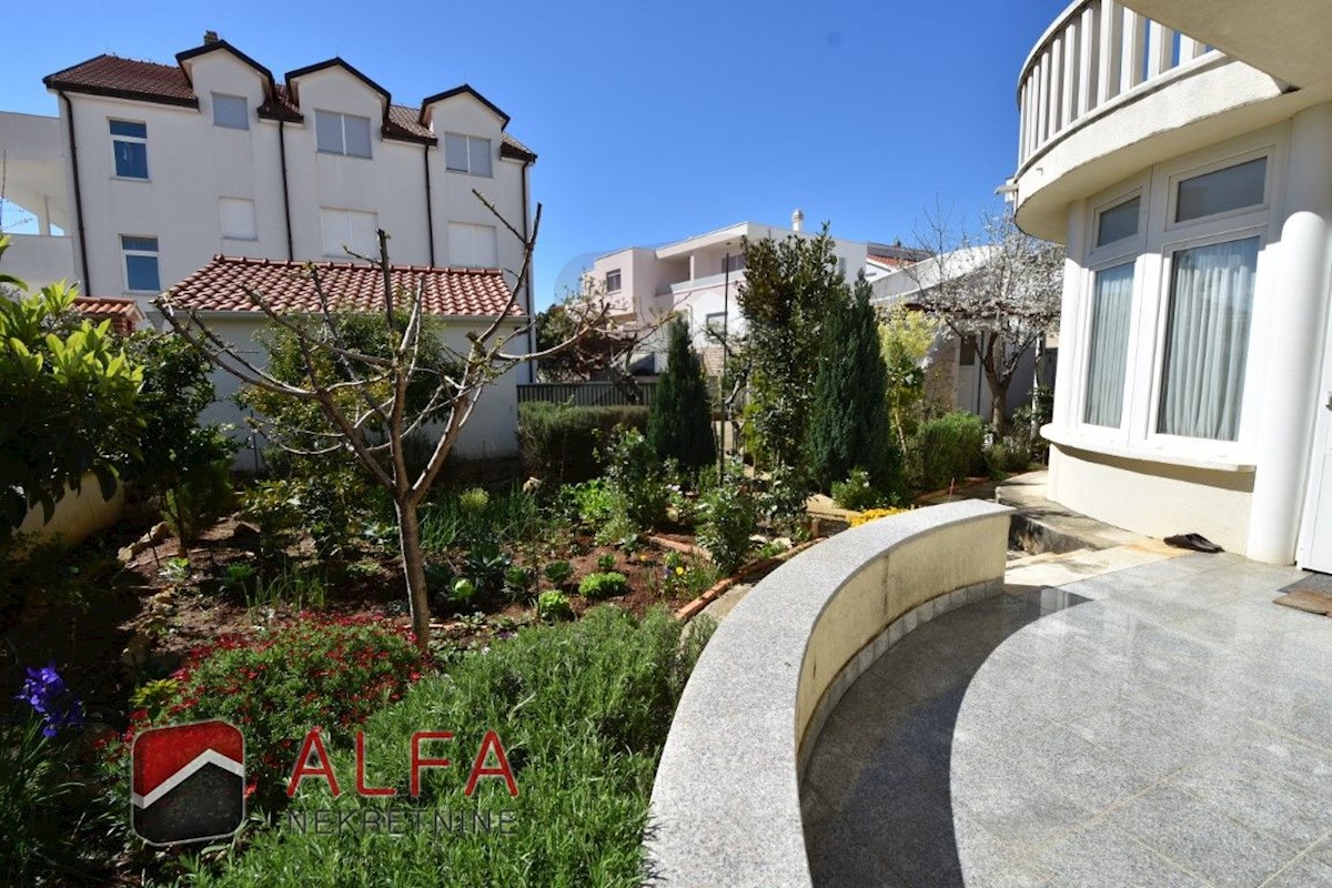 Croazia, Vodice, casa indipendente in vendita con tre appartamenti e garage