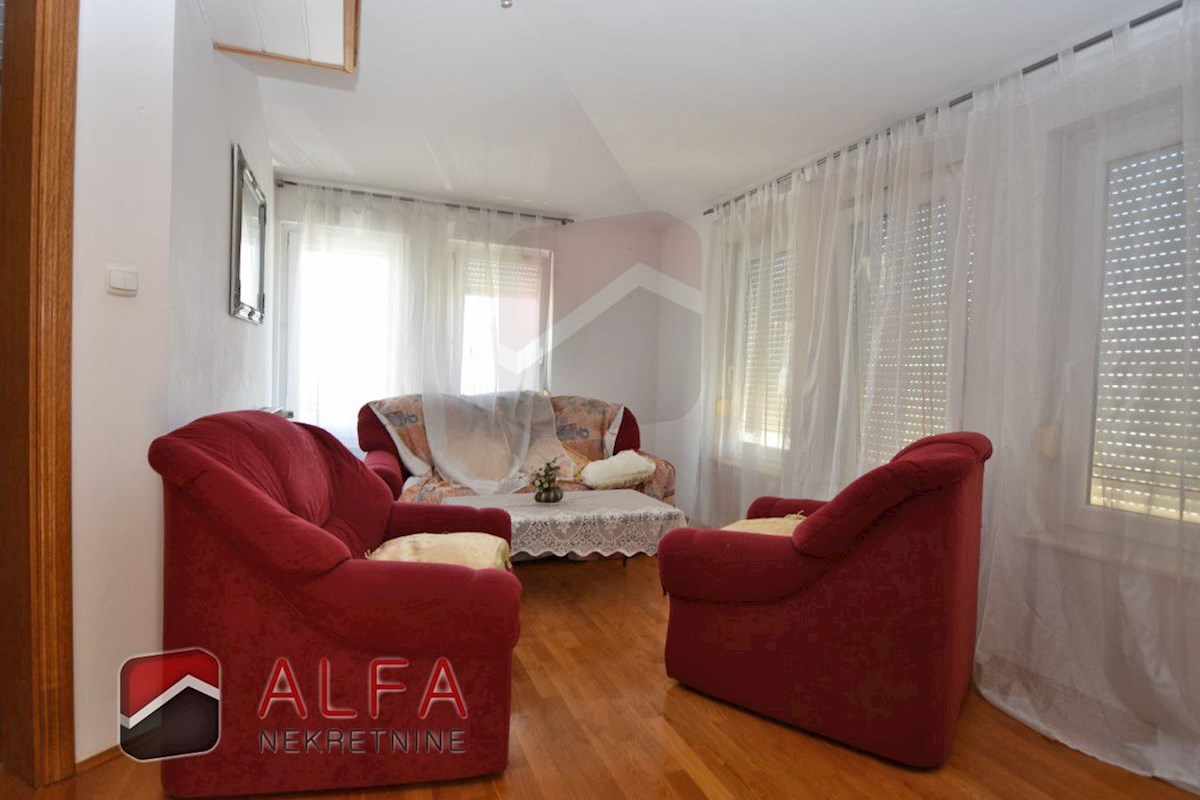 Croazia, Vodice, casa indipendente in vendita con tre appartamenti e garage