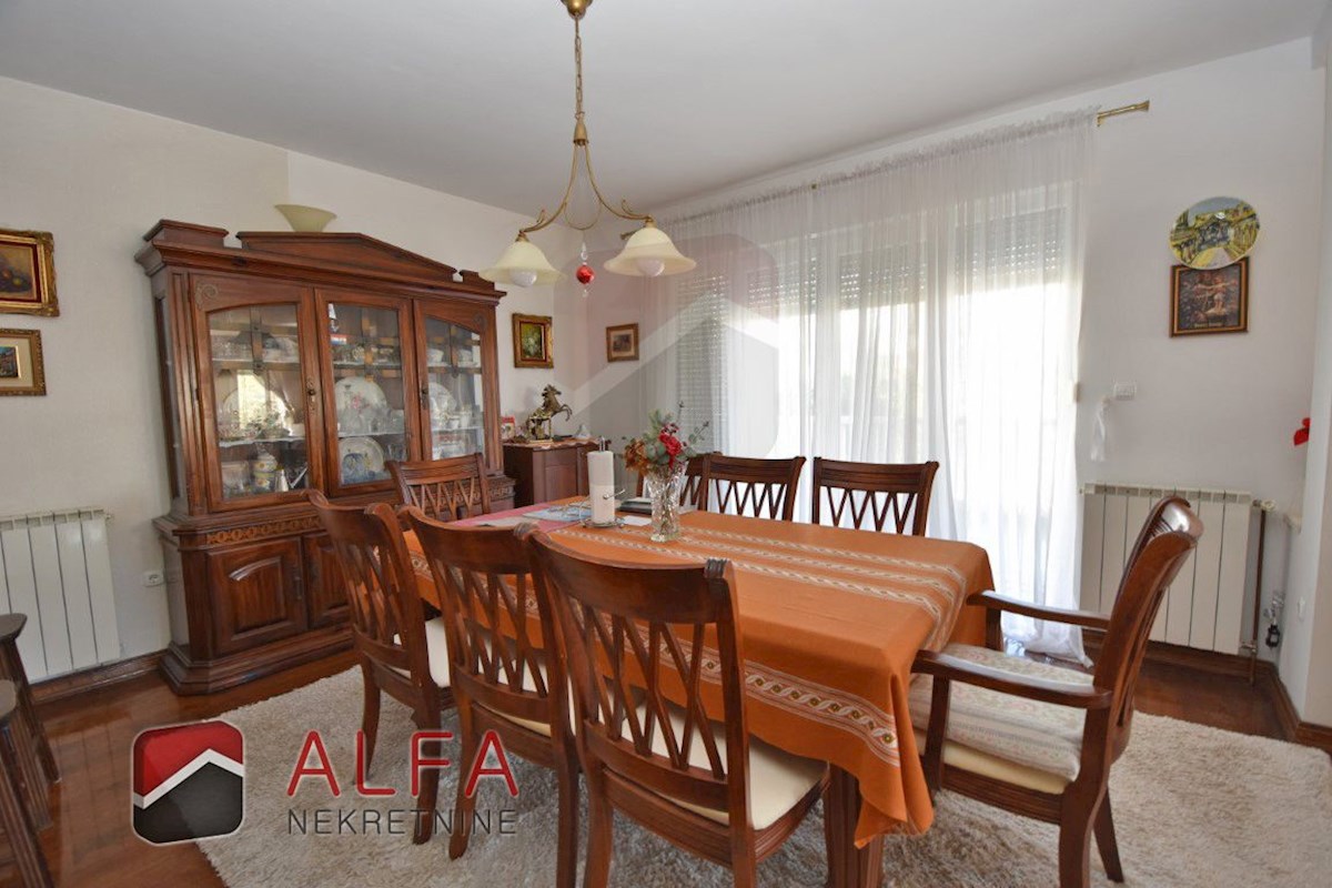 Croazia, Vodice, casa indipendente in vendita con tre appartamenti e garage