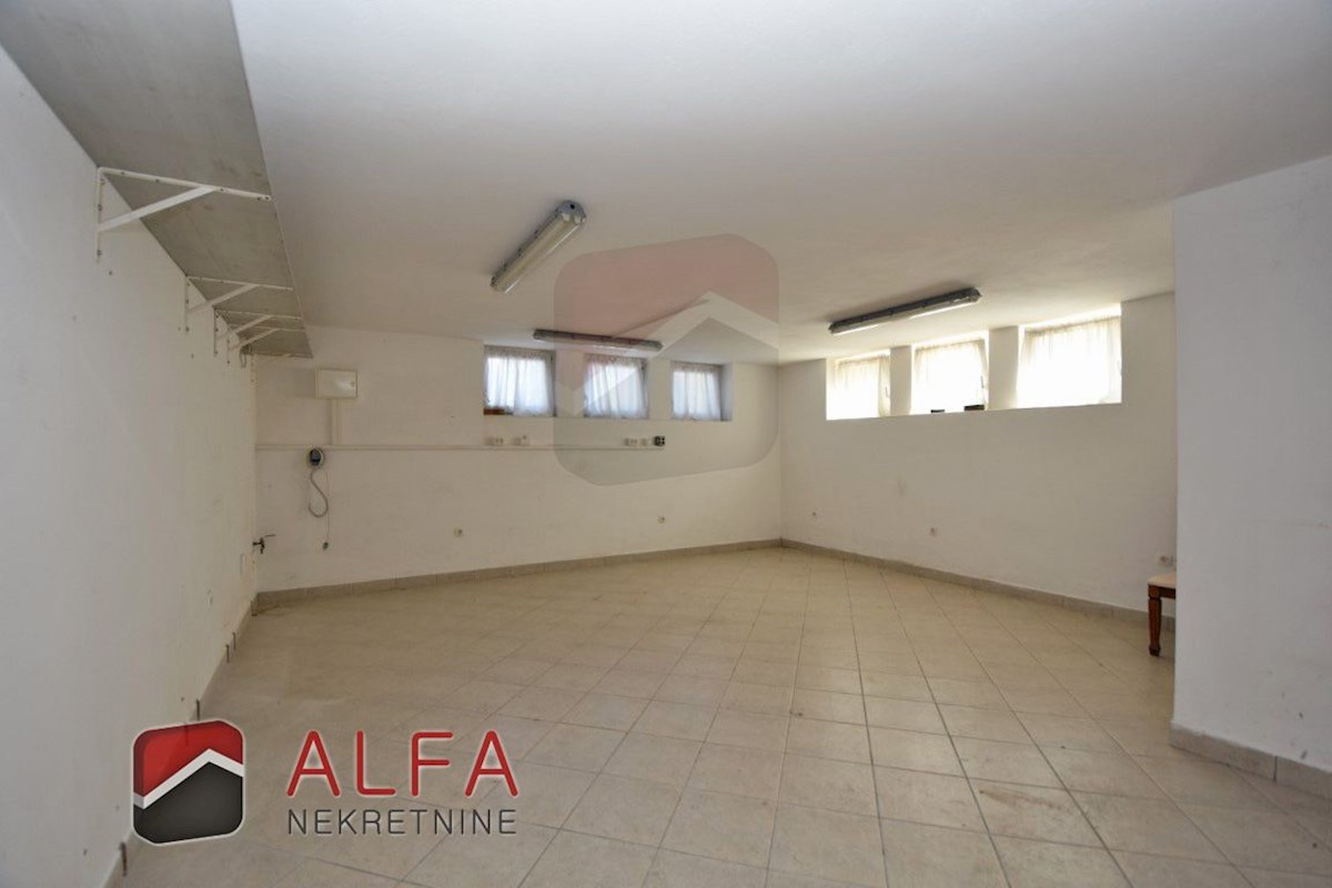 Croazia, Vodice, casa indipendente in vendita con tre appartamenti e garage