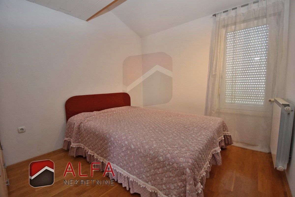Croazia, Vodice, casa indipendente in vendita con tre appartamenti e garage