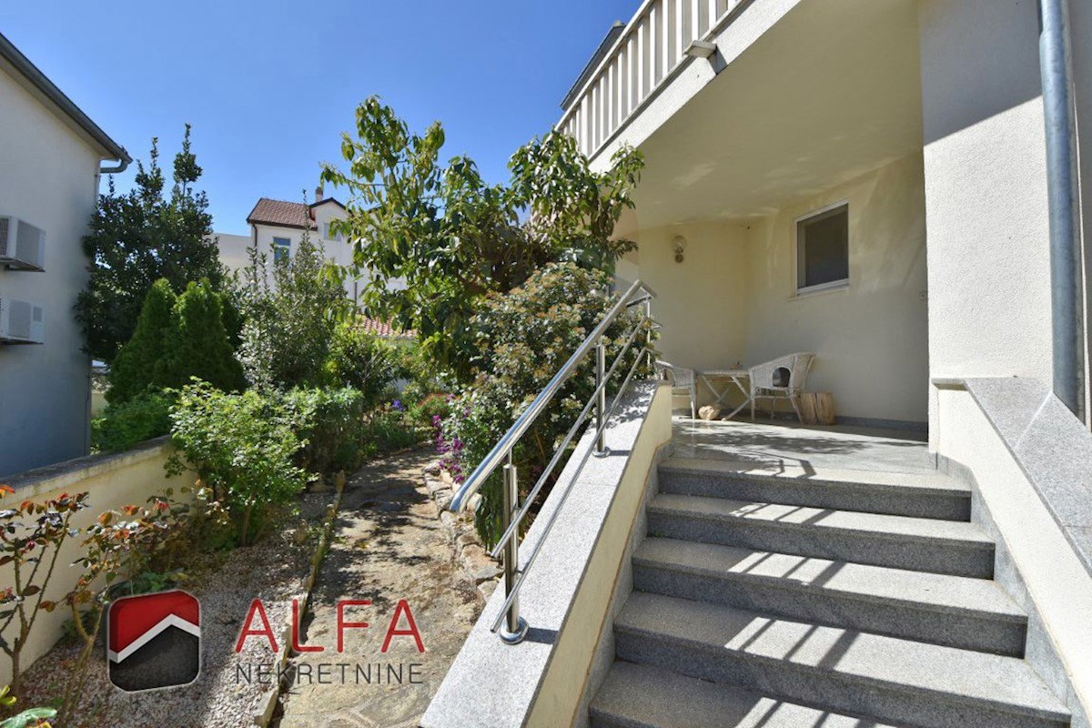 Croazia, Vodice, casa indipendente in vendita con tre appartamenti e garage