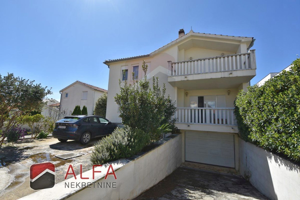 Croazia, Vodice, casa indipendente in vendita con tre appartamenti e garage
