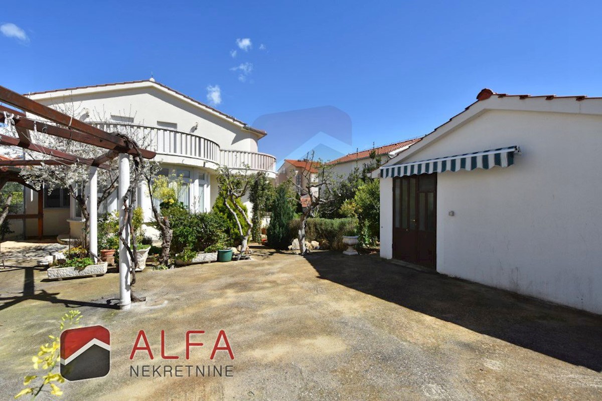 Croazia, Vodice, casa indipendente in vendita con tre appartamenti e garage