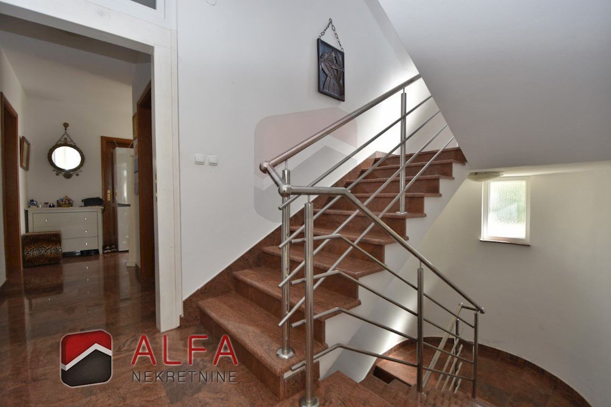 Croazia, Vodice, casa indipendente in vendita con tre appartamenti e garage