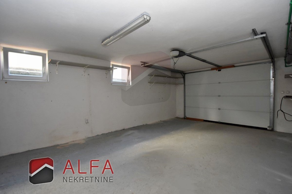 Croazia, Vodice, casa indipendente in vendita con tre appartamenti e garage