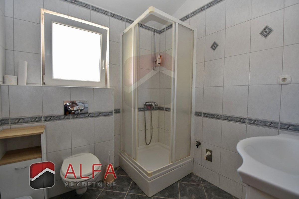 Croazia, Vodice, casa indipendente in vendita con tre appartamenti e garage