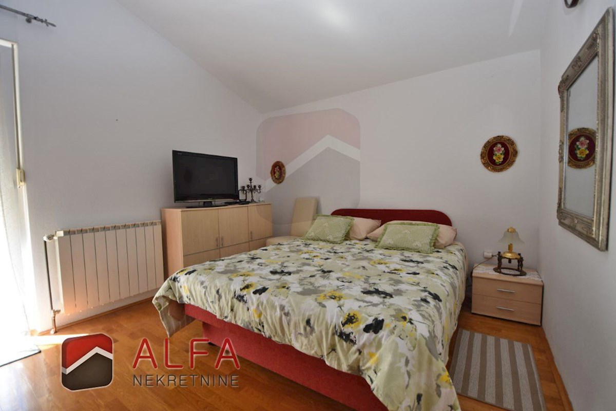 Croazia, Vodice, casa indipendente in vendita con tre appartamenti e garage