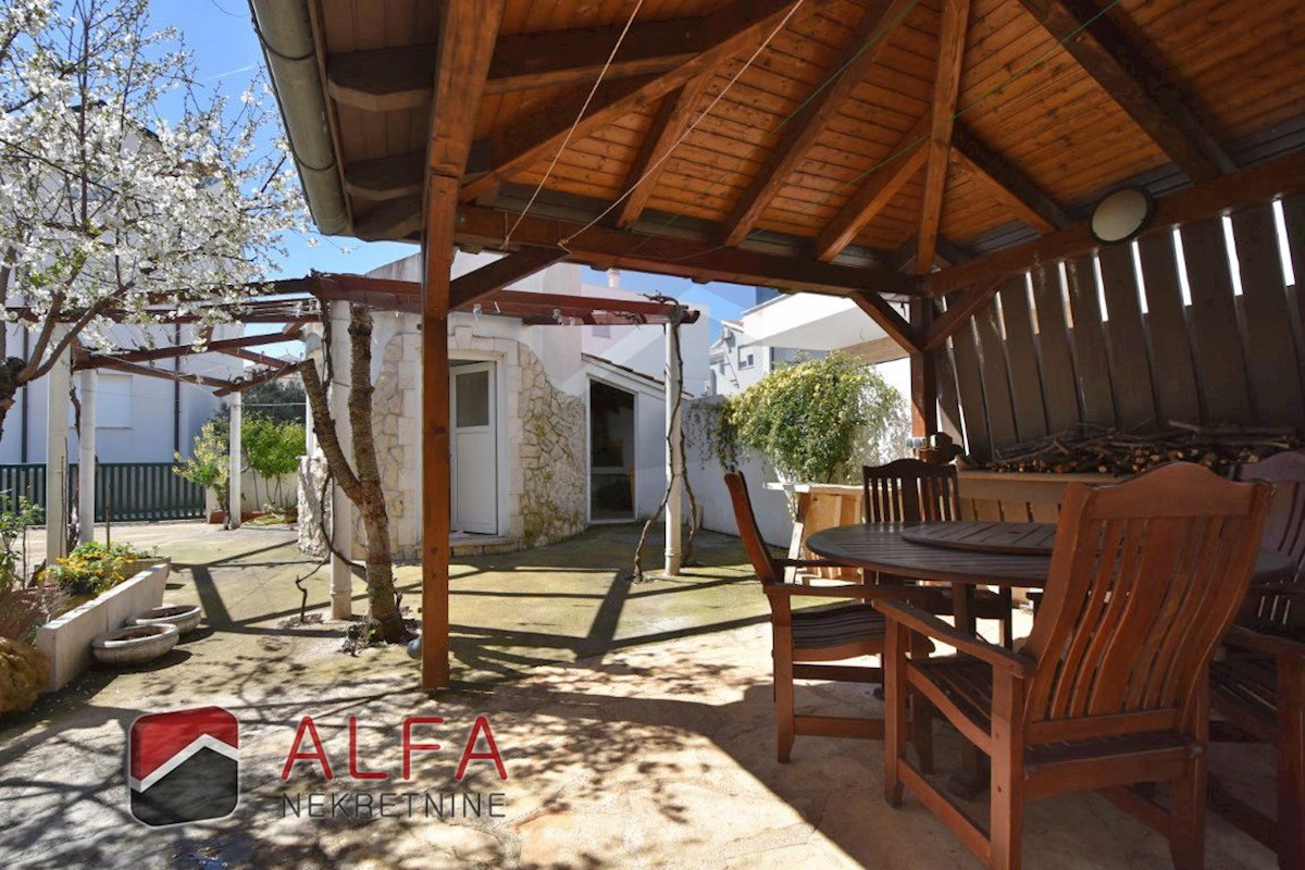 Croazia, Vodice, casa indipendente in vendita con tre appartamenti e garage