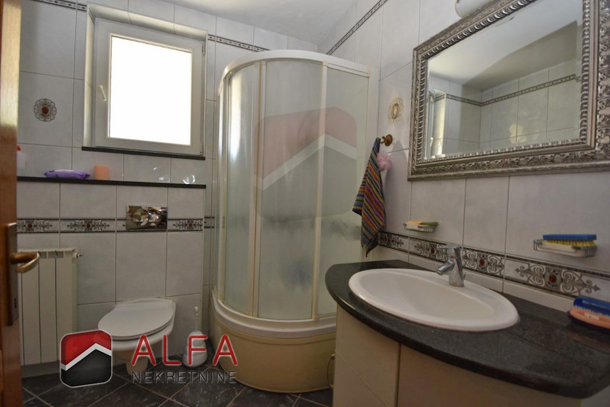 Croazia, Vodice, casa indipendente in vendita con tre appartamenti e garage