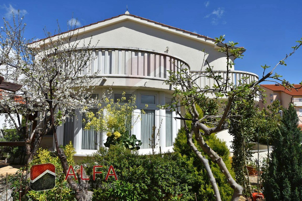 Croazia, Vodice, casa indipendente in vendita con tre appartamenti e garage