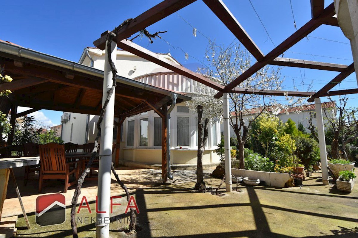 Croazia, Vodice, casa indipendente in vendita con tre appartamenti e garage