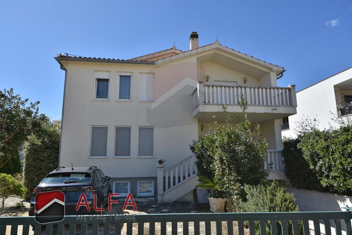 Croazia, Vodice, casa indipendente in vendita con tre appartamenti e garage