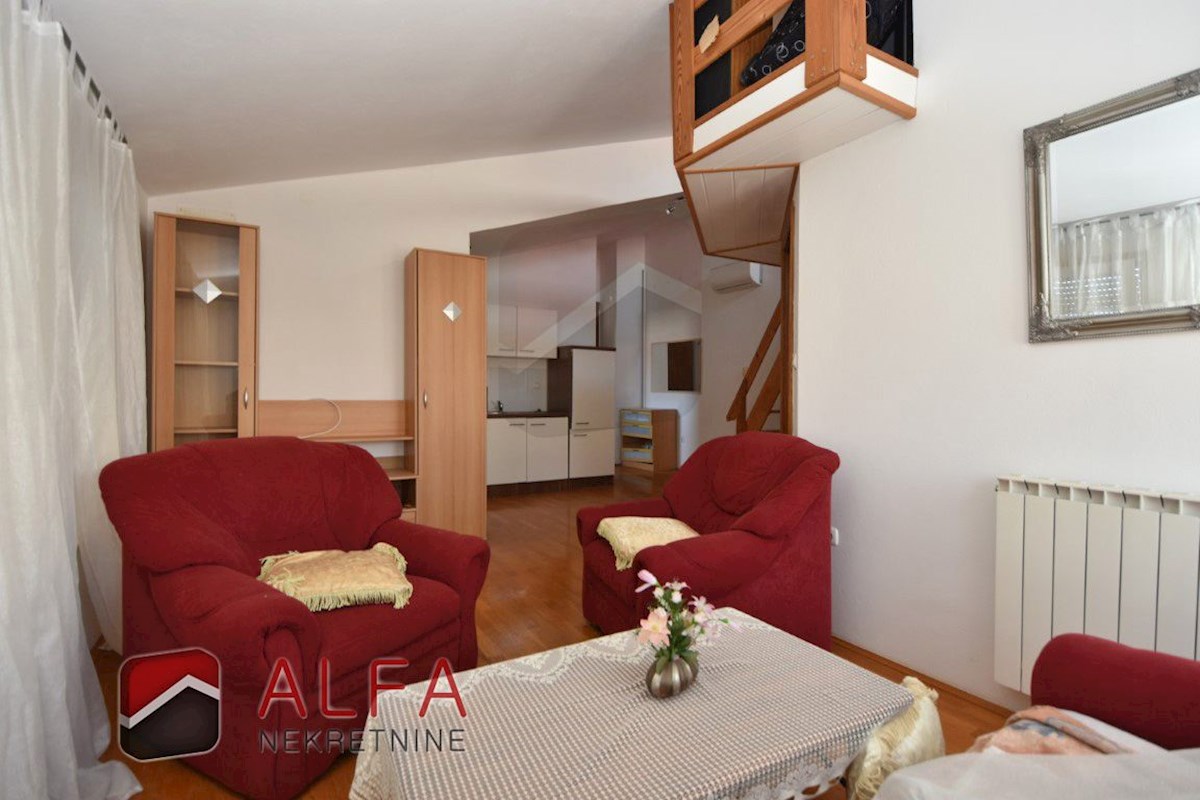 Croazia, Vodice, casa indipendente in vendita con tre appartamenti e garage