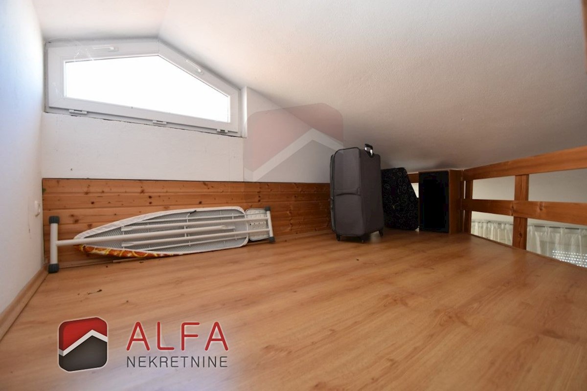 Croazia, Vodice, casa indipendente in vendita con tre appartamenti e garage
