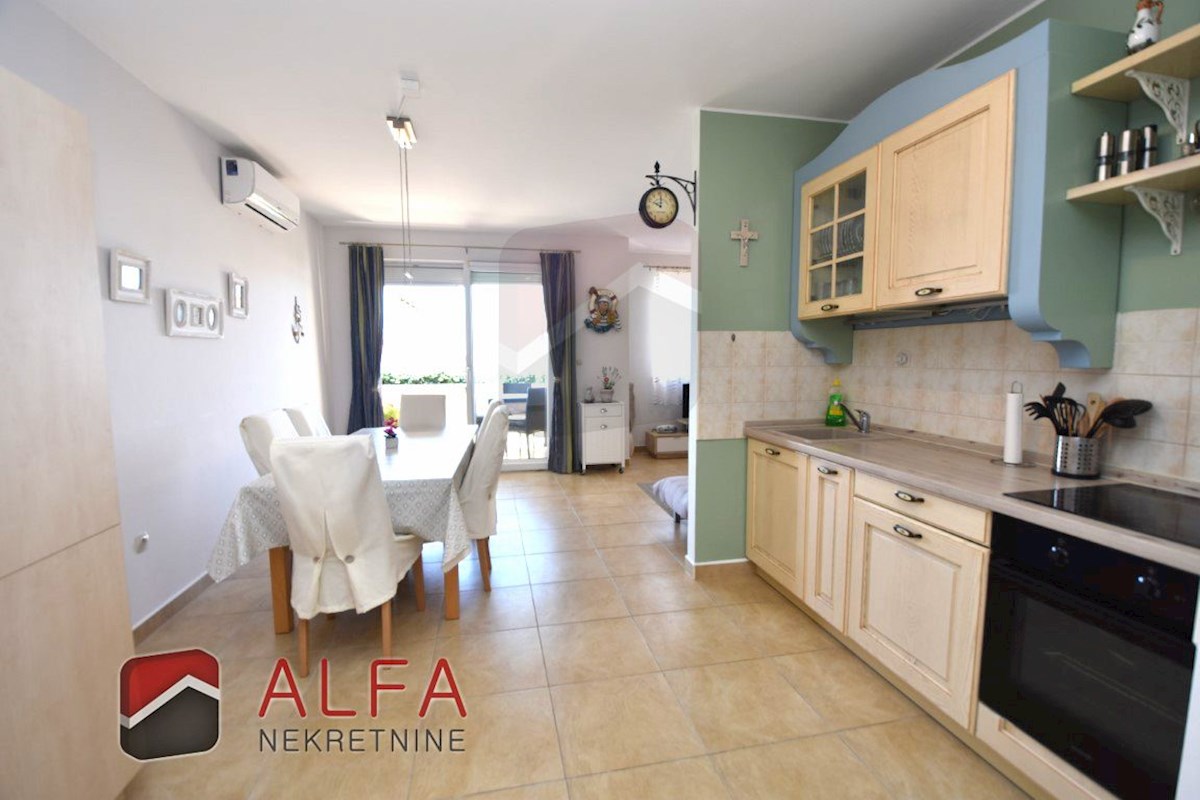 Croazia, Vodice, appartamento al piano terra con giardino e piscina in comune in vendita