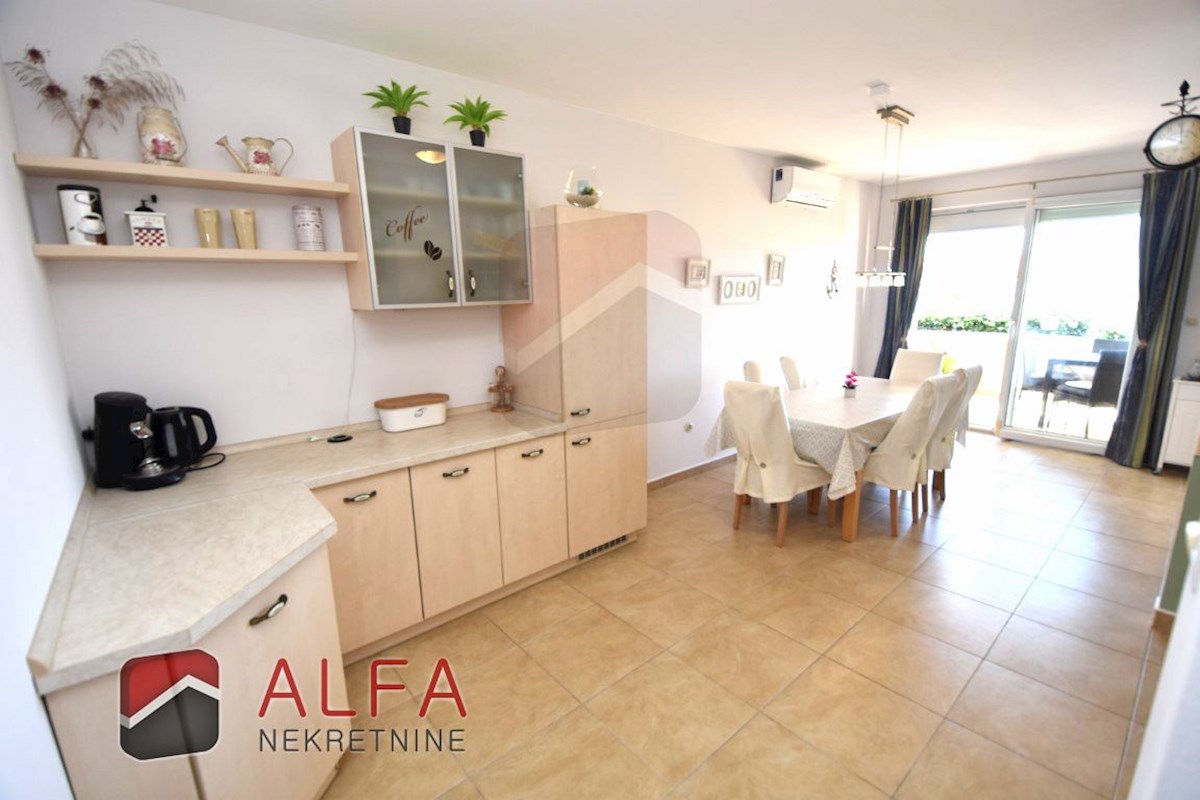 Croazia, Vodice, appartamento al piano terra con giardino e piscina in comune in vendita