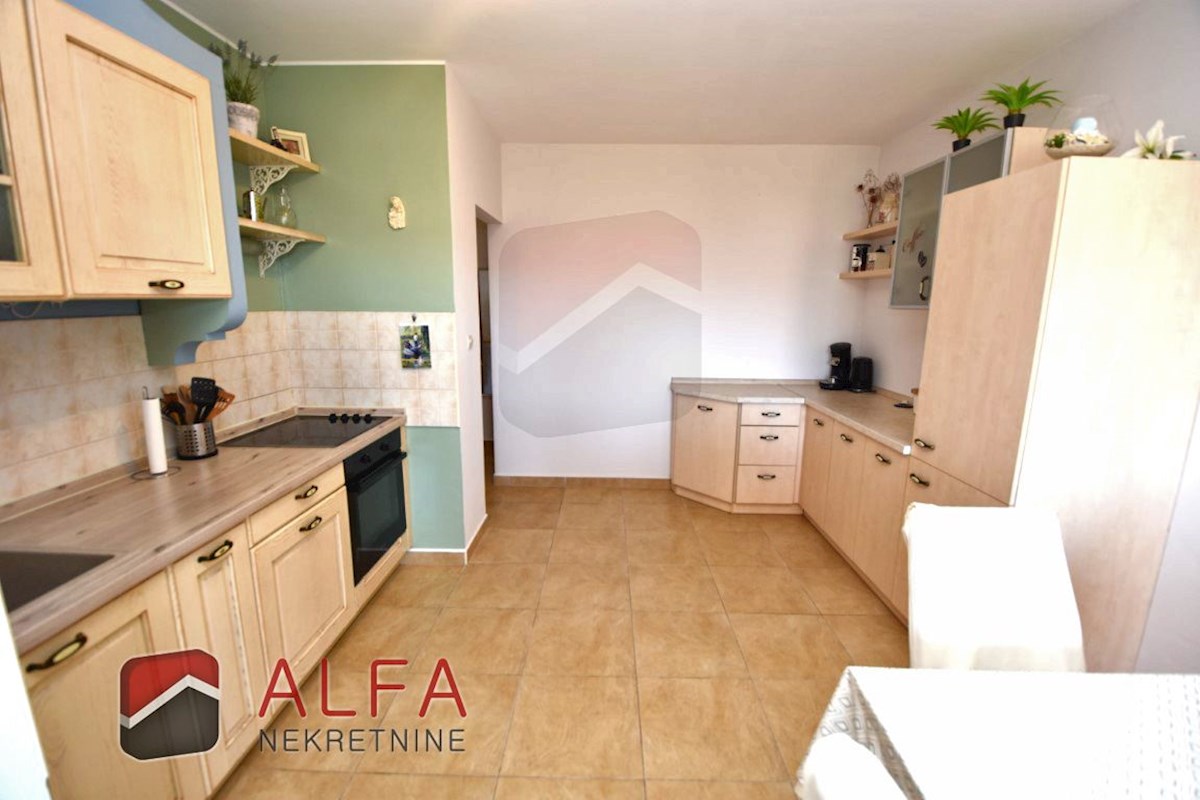 Croazia, Vodice, appartamento al piano terra con giardino e piscina in comune in vendita