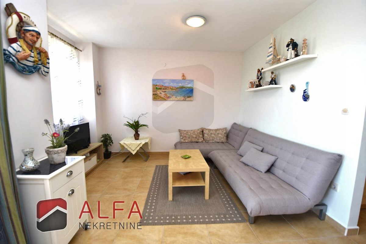 Croazia, Vodice, appartamento al piano terra con giardino e piscina in comune in vendita