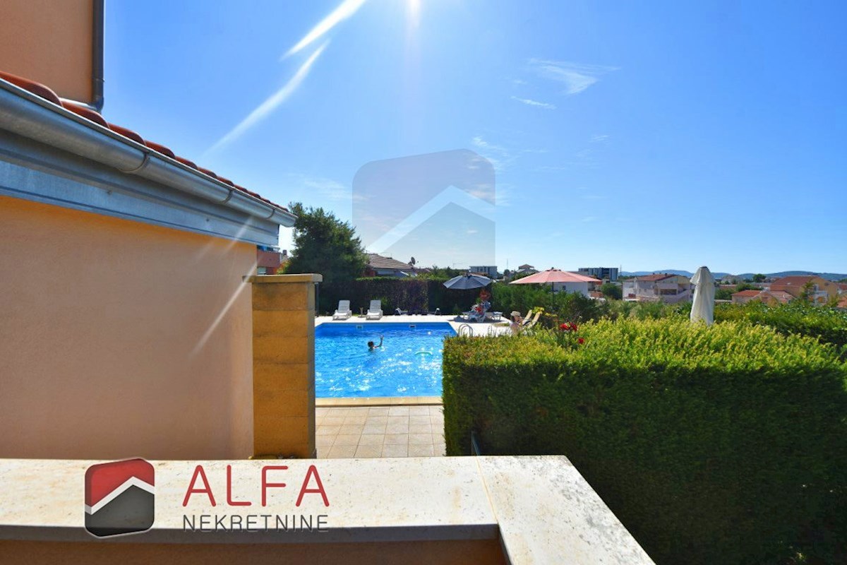 Croazia, Vodice, appartamento al piano terra con giardino e piscina in comune in vendita