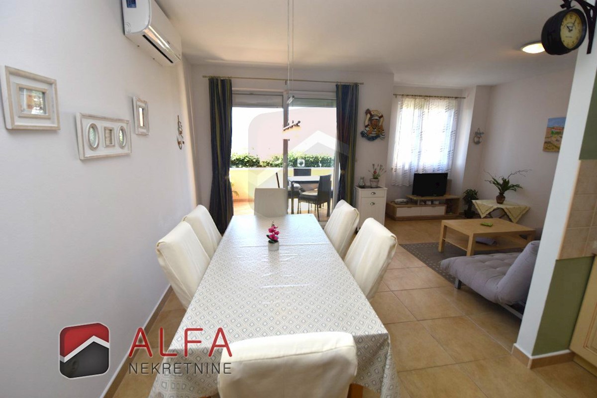 Croazia, Vodice, appartamento al piano terra con giardino e piscina in comune in vendita