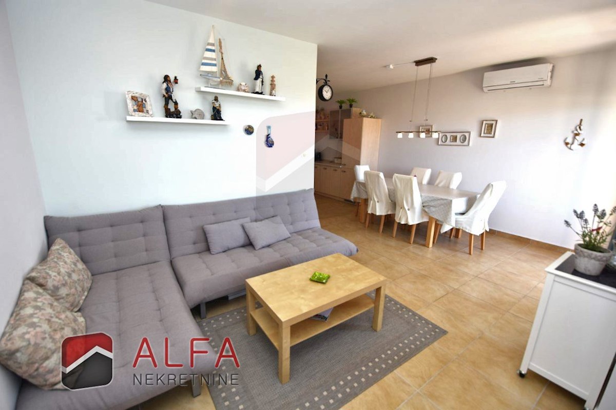 Croazia, Vodice, appartamento al piano terra con giardino e piscina in comune in vendita