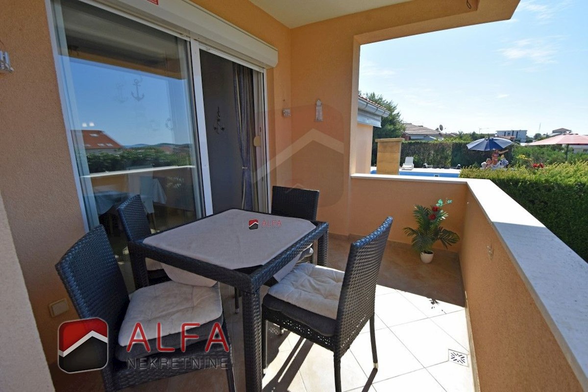 Croazia, Vodice, appartamento al piano terra con giardino e piscina in comune in vendita