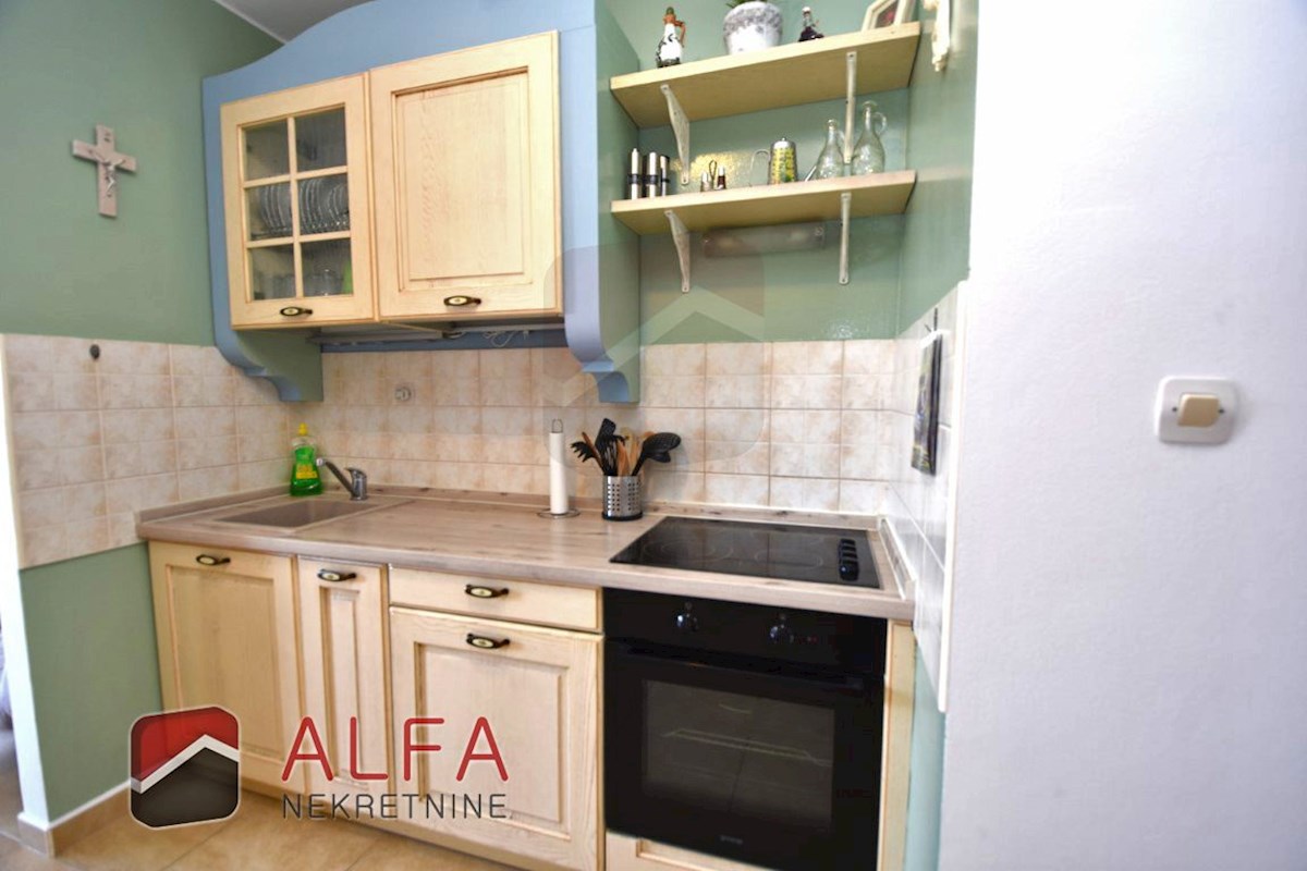 Croazia, Vodice, appartamento al piano terra con giardino e piscina in comune in vendita