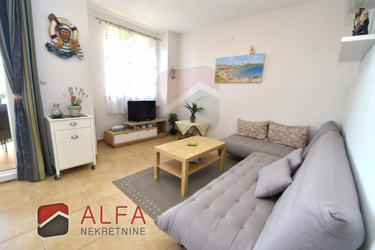 Croazia, Vodice, appartamento al piano terra con giardino e piscina in comune in vendita