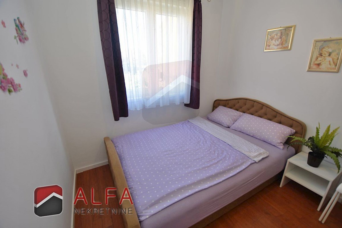 Croazia, Vodice, appartamento al piano terra con giardino e piscina in comune in vendita