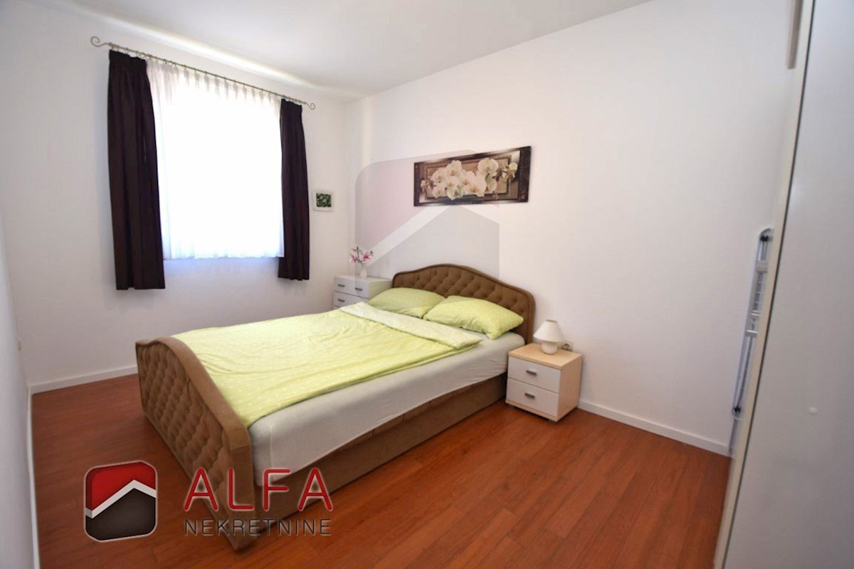 Croazia, Vodice, appartamento al piano terra con giardino e piscina in comune in vendita