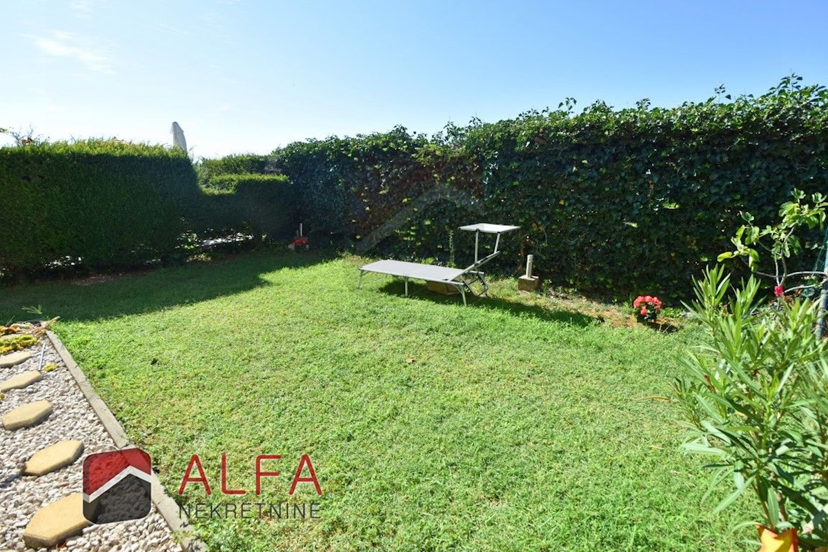 Croazia, Vodice, appartamento al piano terra con giardino e piscina in comune in vendita
