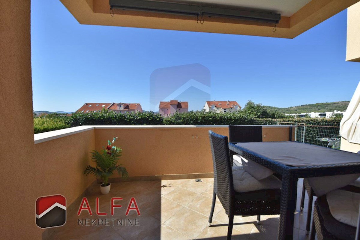 Croazia, Vodice, appartamento al piano terra con giardino e piscina in comune in vendita