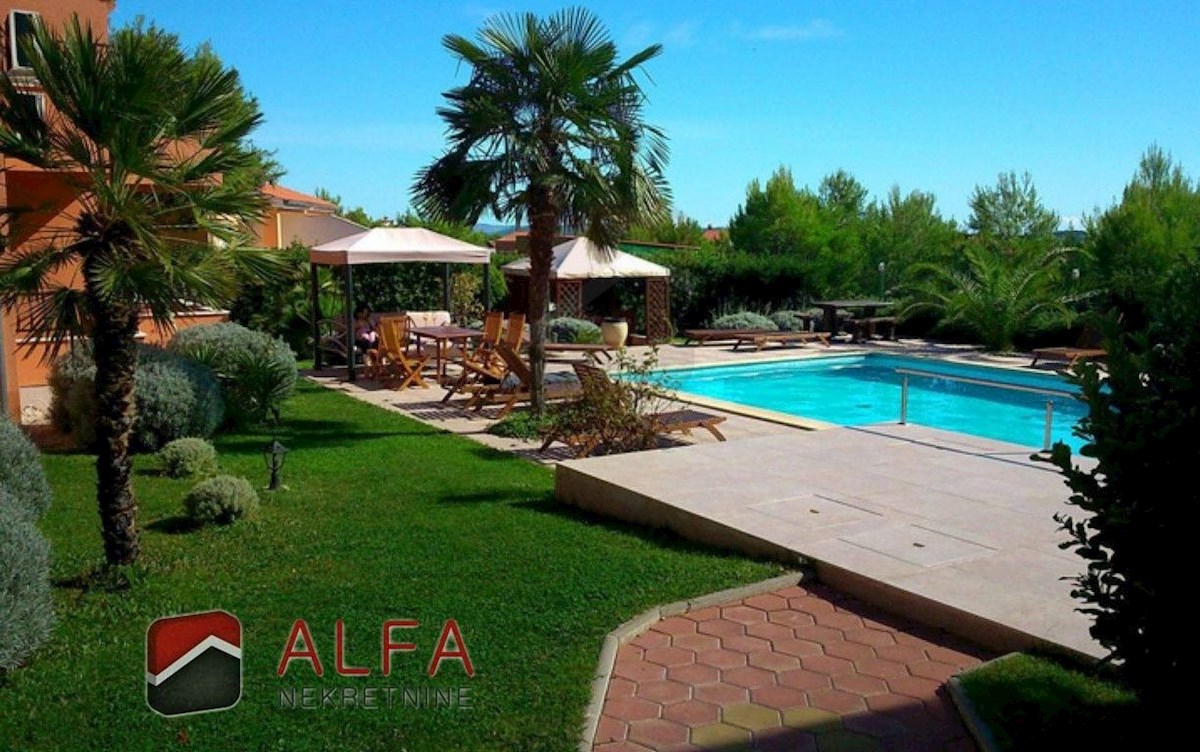 Croazia, Vodice, appartamento al piano terra con giardino e piscina in comune in vendita