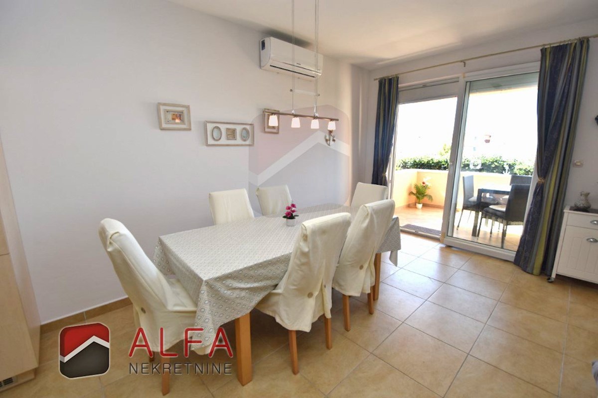 Croazia, Vodice, appartamento al piano terra con giardino e piscina in comune in vendita