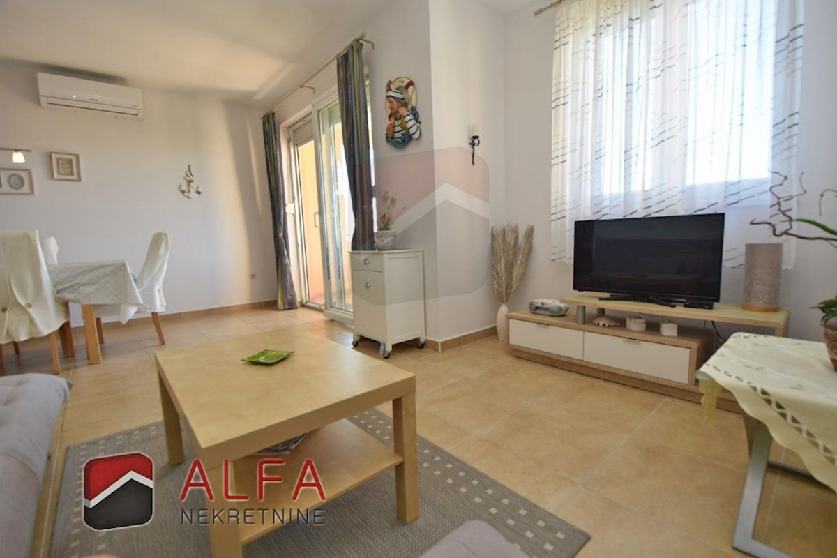 Croazia, Vodice, appartamento al piano terra con giardino e piscina in comune in vendita