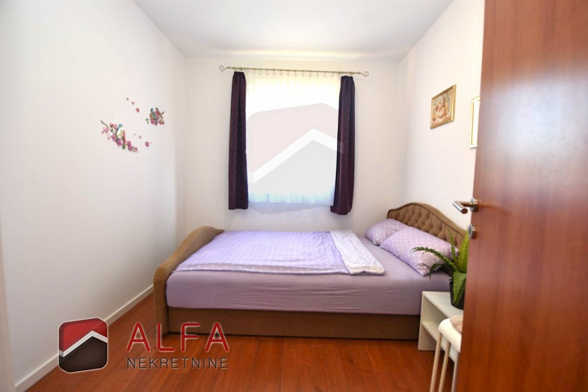 Croazia, Vodice, appartamento al piano terra con giardino e piscina in comune in vendita