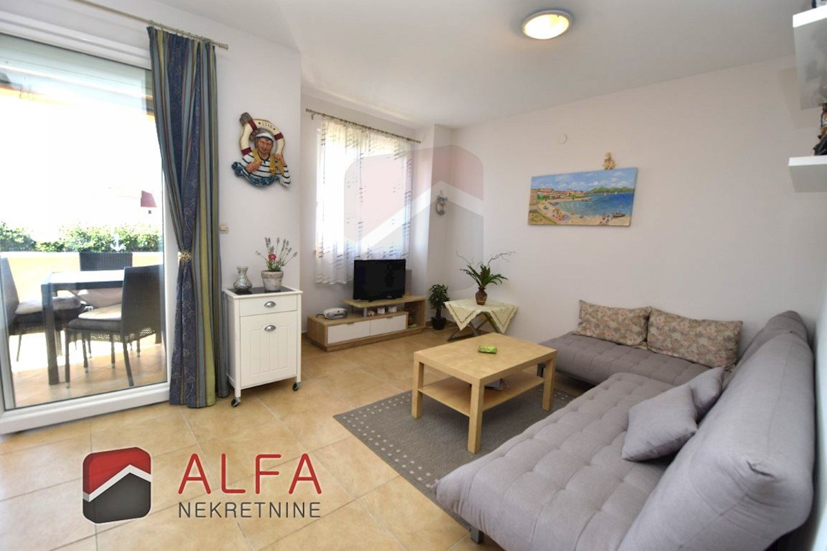 Croazia, Vodice, appartamento al piano terra con giardino e piscina in comune in vendita