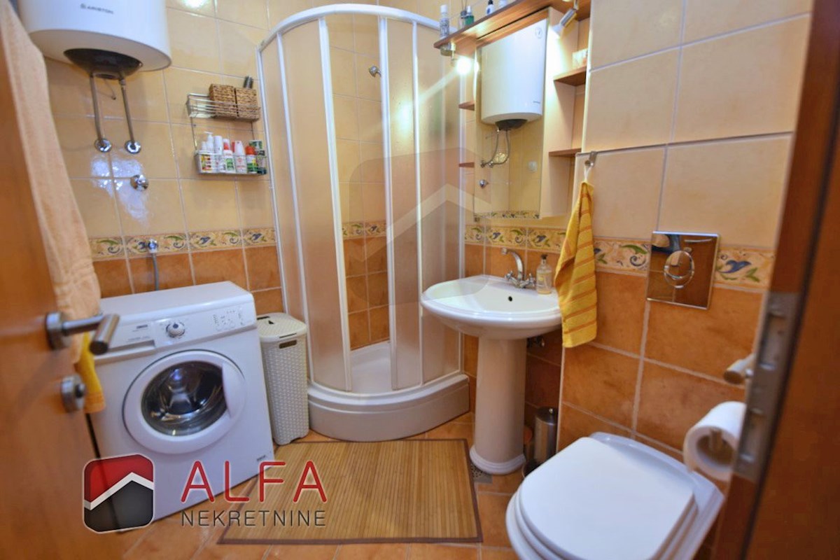 Croazia, Vodice, appartamento al piano terra con giardino e piscina in comune in vendita