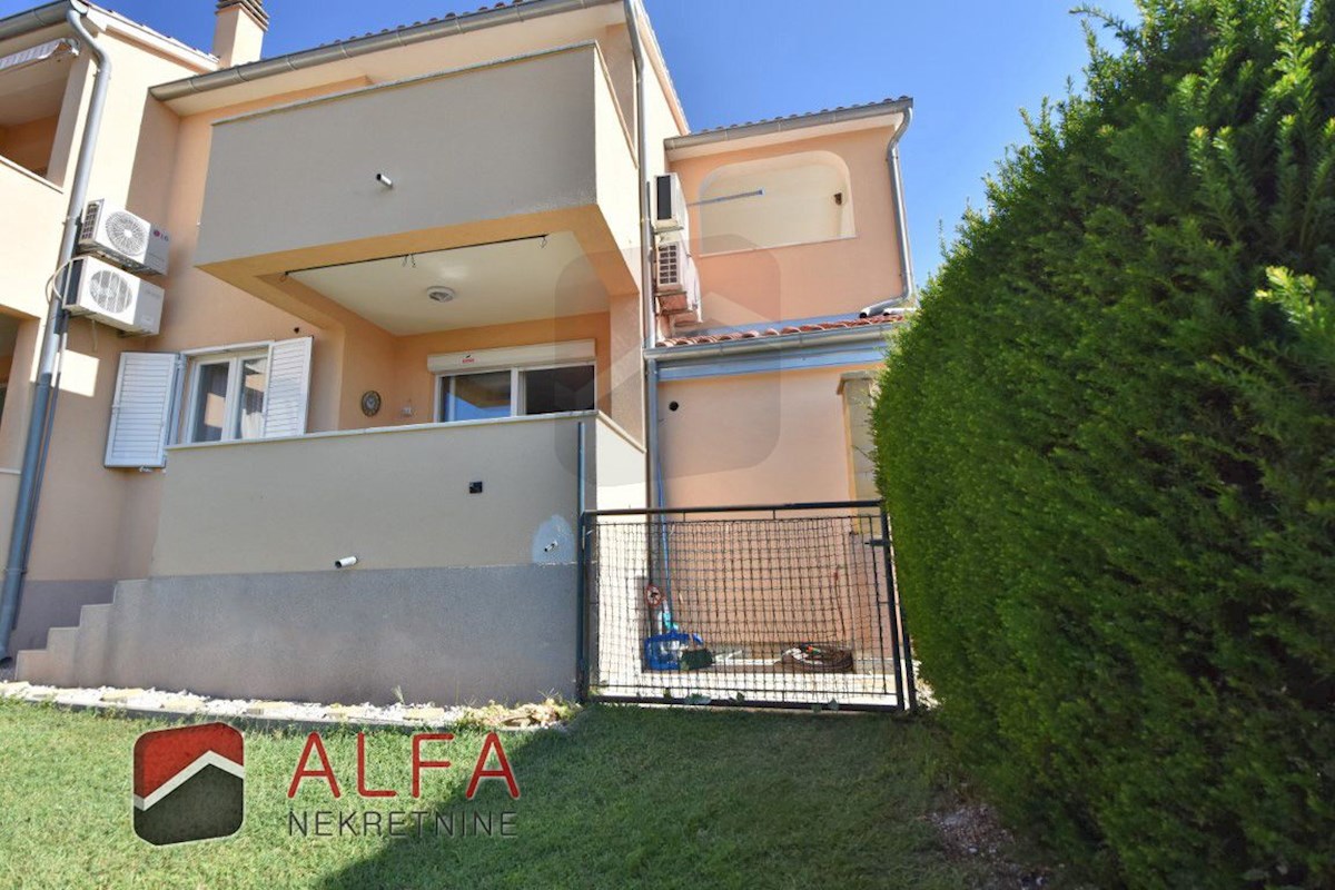 Croazia, Vodice, appartamento al piano terra con giardino e piscina in comune in vendita