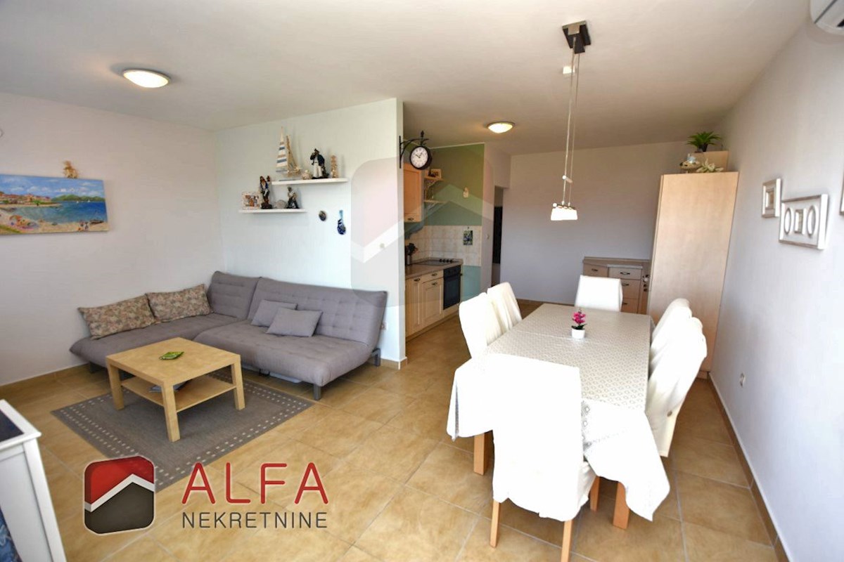 Croazia, Vodice, appartamento al piano terra con giardino e piscina in comune in vendita