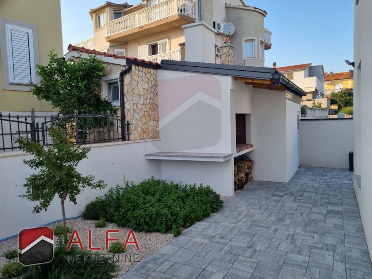 Croazia, Vodice – moderna casa di famiglia di nuova costruzione con piscina in vendita