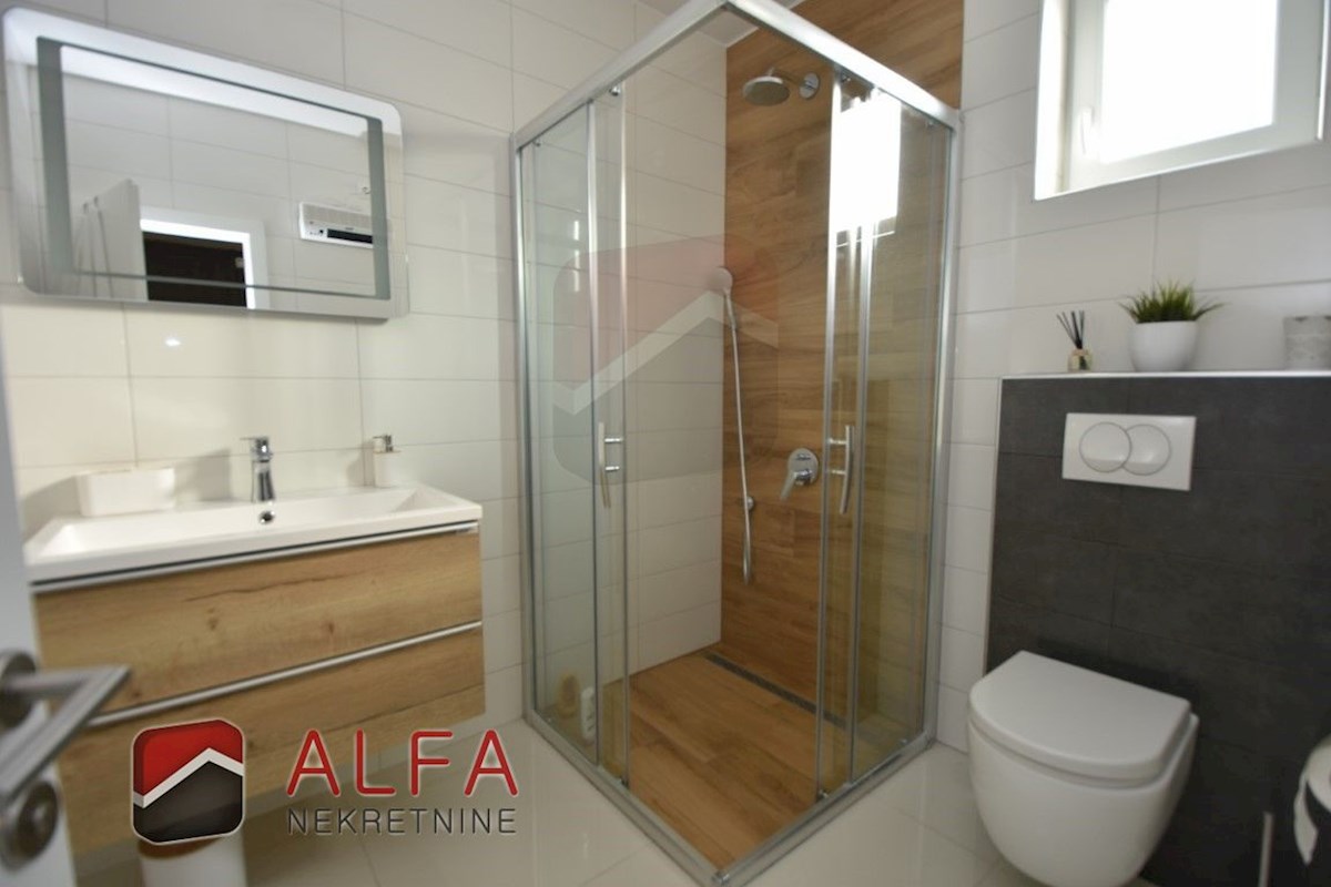 Croazia, Vodice – moderna casa di famiglia di nuova costruzione con piscina in vendita