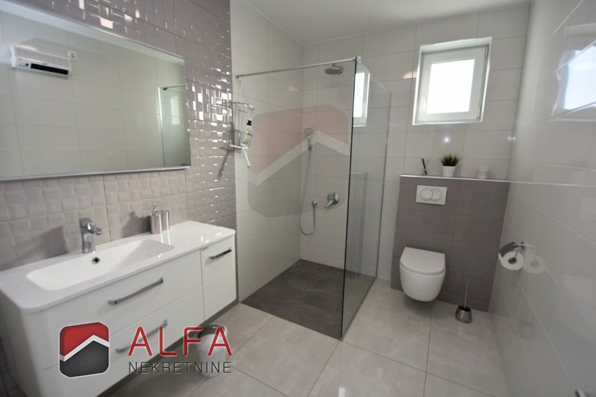 Croazia, Vodice – moderna casa di famiglia di nuova costruzione con piscina in vendita