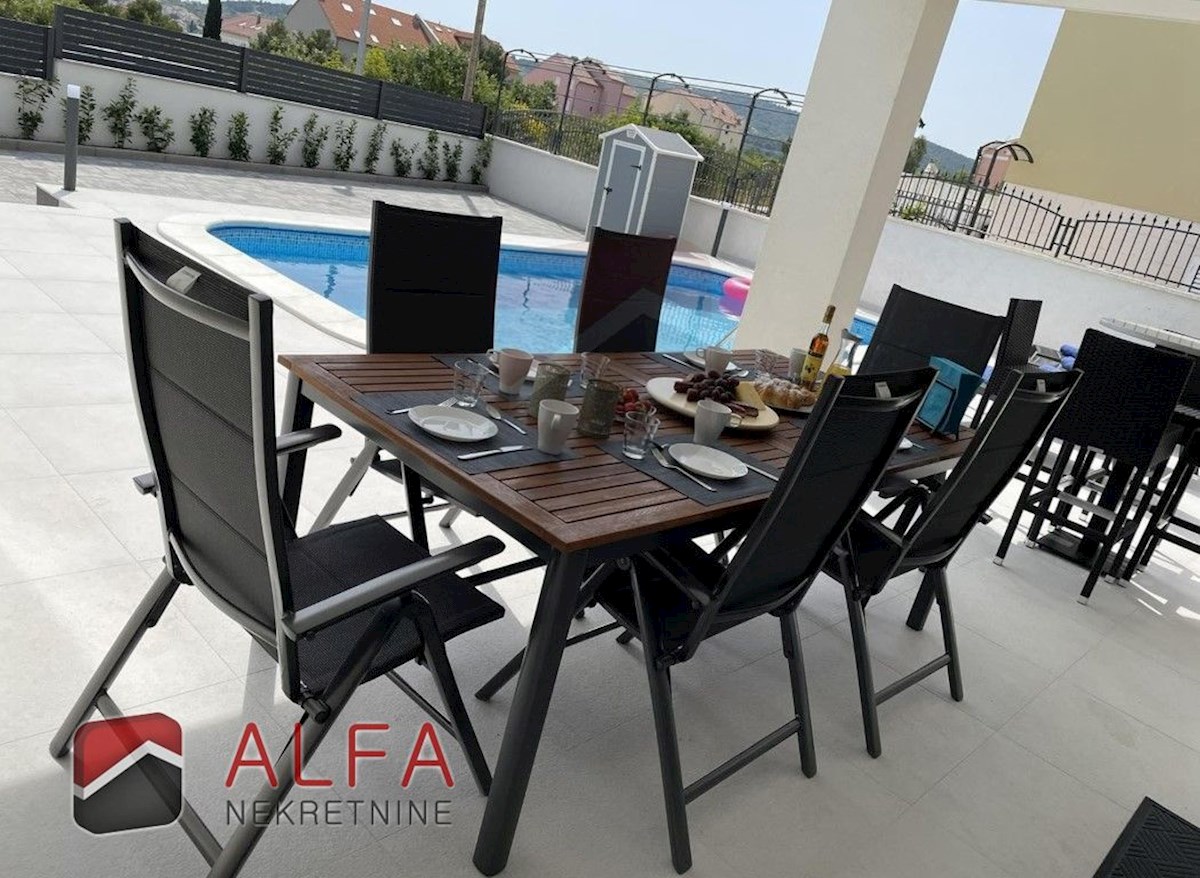 Croazia, Vodice – moderna casa di famiglia di nuova costruzione con piscina in vendita